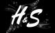 Schwarzer Hintergrund, großes "H & S" in Weiß mit stilisierten Flügeln im Hintergrund.