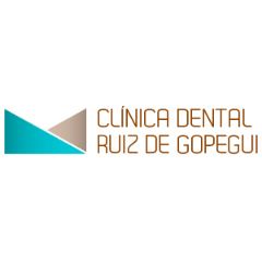 Logo de "Clínica Dental Ruiz de Gopegui" con formas geométricas en azul y beige.