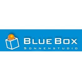 Logo von "Blue Box Sonnenstudio", blaue Box mit orangefarbener Kugel und Text auf blauem Hintergrund.