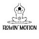 Meditatief symbool met figuur in lotushouding, tekst "Flowin' Motion".