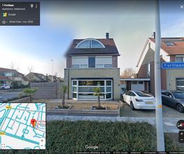 Straatbeeld van een huis aan de Fortlaan in Apeldoorn, met auto's en een kaart in de hoek.