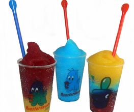 Slush Ice Becher mit verschiedenen Slush Geschmachsrichtungen