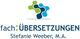 Logo mit abstraktem Muster und Text: "fach:ÜBERSETZUNGEN Stefanie Weber, M.A."