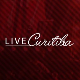 Texto "Live Curitiba" em fundo vermelho escuro com listras diagonais.