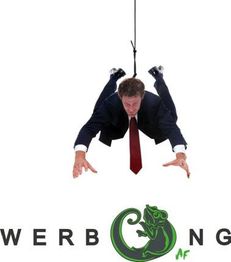 Ein Mann im Anzug hängt an einem Seil über einem Logo mit einem Chamäleon und dem Wort "WERBUNG".
