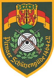 Wappen der Pirnaer Schützengilde mit zwei Löwen, Zielscheibe und Gewehren, umrahmt von Eichenlaub.
