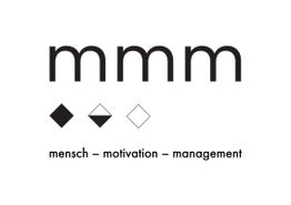 Schriftzug "mmm" mit drei Rauten darunter und Text: "mensch – motivation – management".