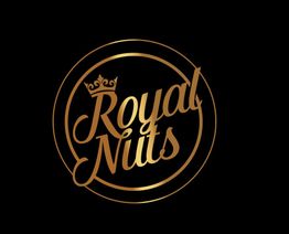 Goldener Schriftzug "Royal Nuts" mit Krone auf schwarzem Hintergrund.