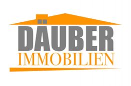Logo von Däuber Immobilien: Grauer Text mit orangenem Hausdach darüber.