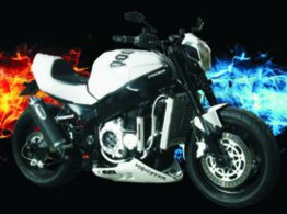 Schwarzes Motorrad vor blau-rotem Flammenhintergrund, seitlich fotografiert.