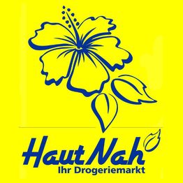 Gelbes Logo mit blauer Hibiskusblüte und Text: "HautNah, Ihr Drogeriemarkt".