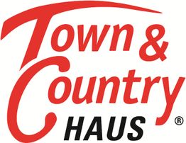 Logo mit rotem "Town & Country" und schwarzem "HAUS", diagonale Schrift auf weißem Hintergrund.