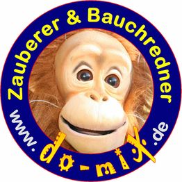 Affenpuppe mit Schrift "Zauberer & Bauchredner do-mix.de" auf blauem Kreis.