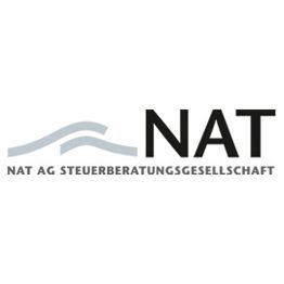 Logo der NAT AG Steuerberatungsgesellschaft mit stilisiertem grauen Symbol und schwarzem Text.