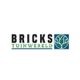 Logo met tekst "BRICKS TUINWERELD" naast een ronde afbeelding in blauwe en groene tinten.