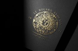 Logo doré de "Le Bouard Avocats" sur fond noir, texte "Versailles" et dates "19" et "11".