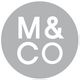Grauer Kreis mit weißem Text "M & CO" in der Mitte.