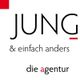 Schwarzer Text auf weißem Hintergrund: "JUNG & einfach anders, die agentur" mit roten Akzenten.