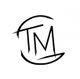 Schwarzes Logo mit den Buchstaben "TM" in einem stilisierten, skizzenhaften Kreis.