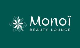 Logotipo verde de "Monoi Beauty Lounge" con dibujo de flor blanca a la izquierda.