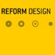 Gelber Hintergrund, schwarzer Text "REFORM DESIGN", vier grüne Kreise in einer Reihe.