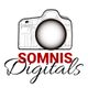 Cámara dibujada con las palabras "Somnis Digitals" debajo en rojo y negro.