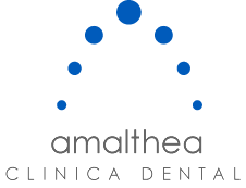 Logo de Amalthea Clínica Dental con puntos azules formando un arco.