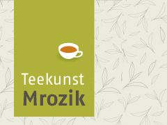 Grünes Feld mit Tasse, Text: "Teekunst Mrozik", Blätterhintergrund.