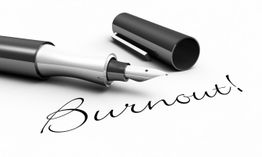 Füller schreibt das Wort "Burnout!" auf weißem Hintergrund.