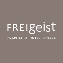 Logo mit Text: "FREIgeist PS.Speicher Hotel Einbeck". Beige Hintergrund.