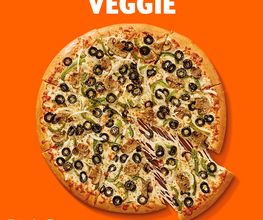 Pizza vegetariana con champiñones, pimientos y aceitunas sobre fondo naranja. Texto: "VEGGIE".