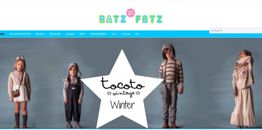 Kinder in Wintermode vor blauem Hintergrund mit "tocoto vintage Winter" in der Mitte.