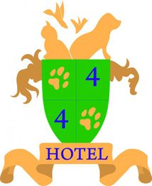 Wappen mit Hund, Katze, Pfotenabdruck und "Hotel" Schriftzug auf grünem Schild.