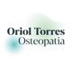 Texto "Oriol Torres Osteopatía" sobre fondo blanco con manchas verdes y azules.