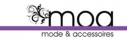 Logo mit Schriftzug "moa mode & accessoires", verziert durch ein schwarzes Ornament.
