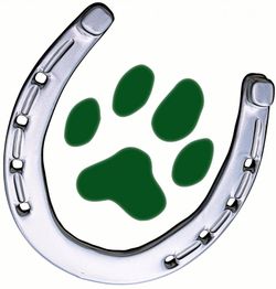 Hufeisen umschließt grünen Pfotenabdruck auf weißem Hintergrund.