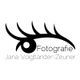 Logo: Schwarzes Auge mit Wimpern, Text "Fotografie Jana Voigtländer-Zeuner".