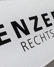 Schild mit der Aufschrift "Henzer Rechtsanwälte AG" an einer beigen Wand.