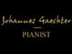 Schwarzer Hintergrund mit goldener Schrift: "Johannes Gaechter - Pianist".