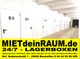 Weiße Lagerräume mit nummerierten Türen. Gelbes Werbeschild für Lagerboxvermietung unten.