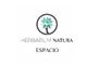 Logotipo con un árbol geométrico y texto: "HERBARUM NATURA ESPACIO".