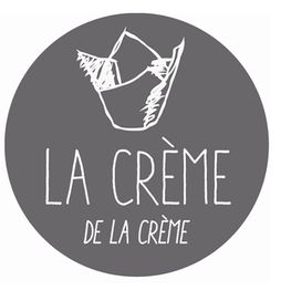 Círculo gris con texto "La Crème de la Crème" y dibujo esquemático de sombrero.