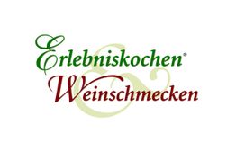 Schriftzug "Erlebniskochen & Weinschmecken" in Grün und Rot auf weißem Hintergrund.