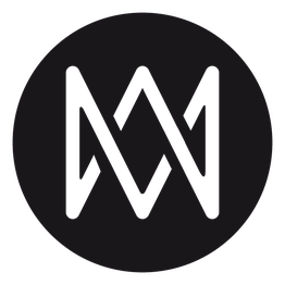 Schwarzes gefülltes M in stilisierter Form vor kreisförmigem, dunklem Hintergrund.