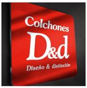 Letrero rojo con texto blanco: "Colchones D&D, Diseño & distinción".