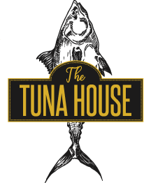 Logotipo "The Tuna House" con un atún de fondo. Letras doradas sobre fondo oscuro.