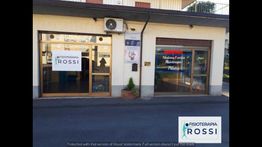 Facciata di un centro di fisioterapia con insegna "Fisioterapia Rossi" su una vetrina.