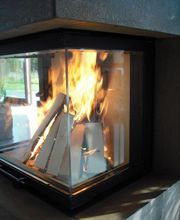 Villa in Dreieich. Heizkamin mit patinierter Stahlverkleidung