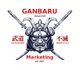 Samurai-Helm mit gekreuzten Schwertern. Text: „Ganbaru Marketing“, japanische Schriftzeichen.