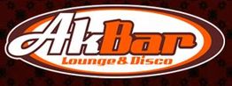 Logo do "AkBar Lounge & Disco" com fundo marrom e texto em branco e laranja em oval.